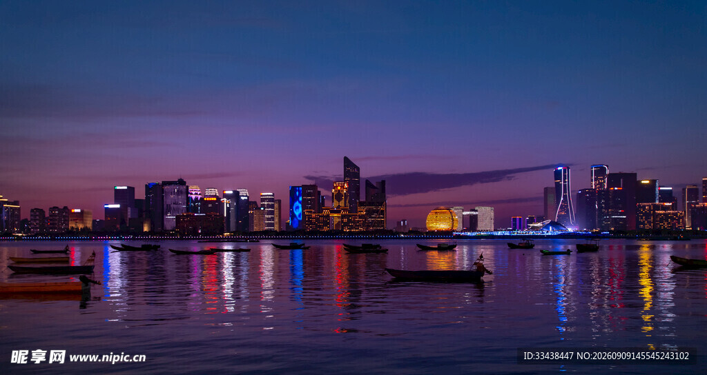 城市河畔绚丽夜景