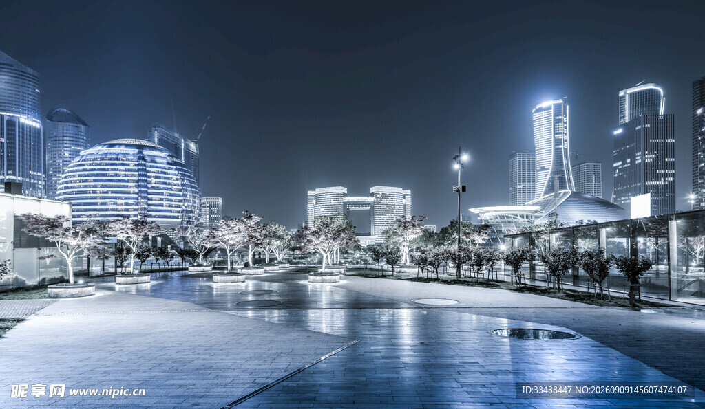 城市夜景下的河畔风光
