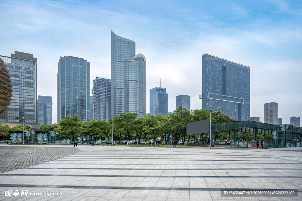 城市广场旁的现代高楼景观