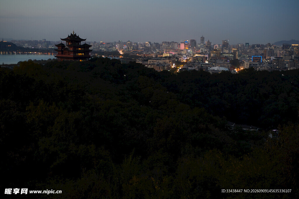 夜幕下的城市与山间楼阁