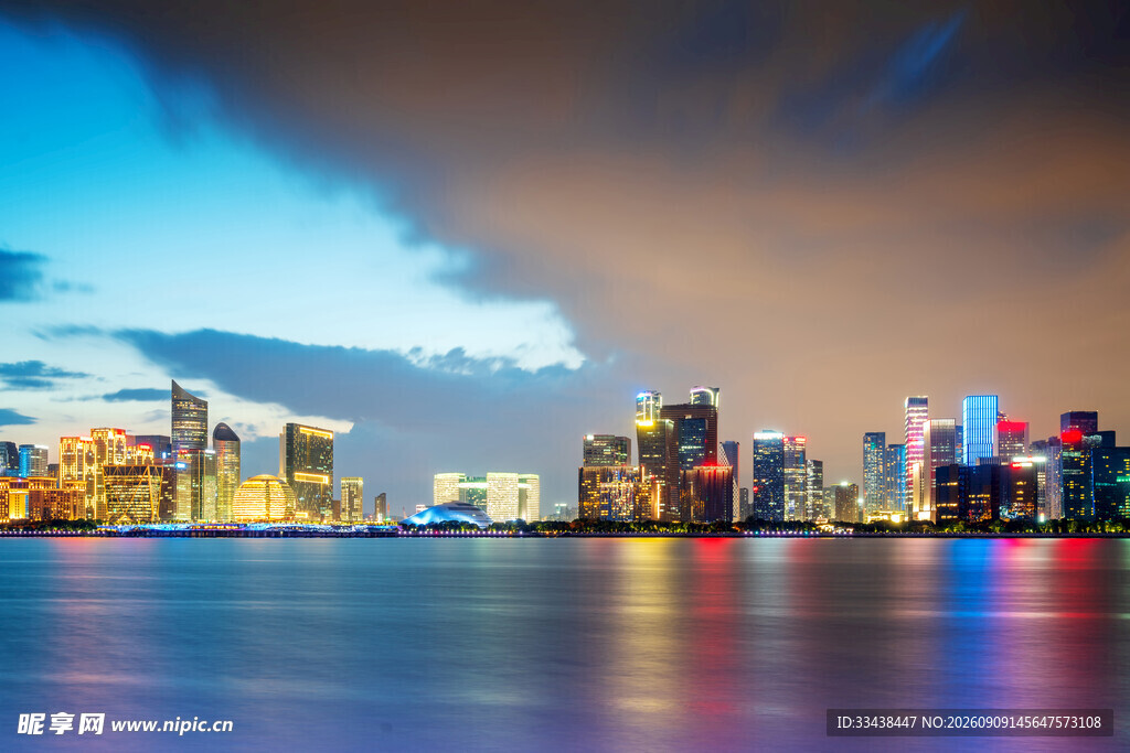 城市璀璨夜景波光粼粼