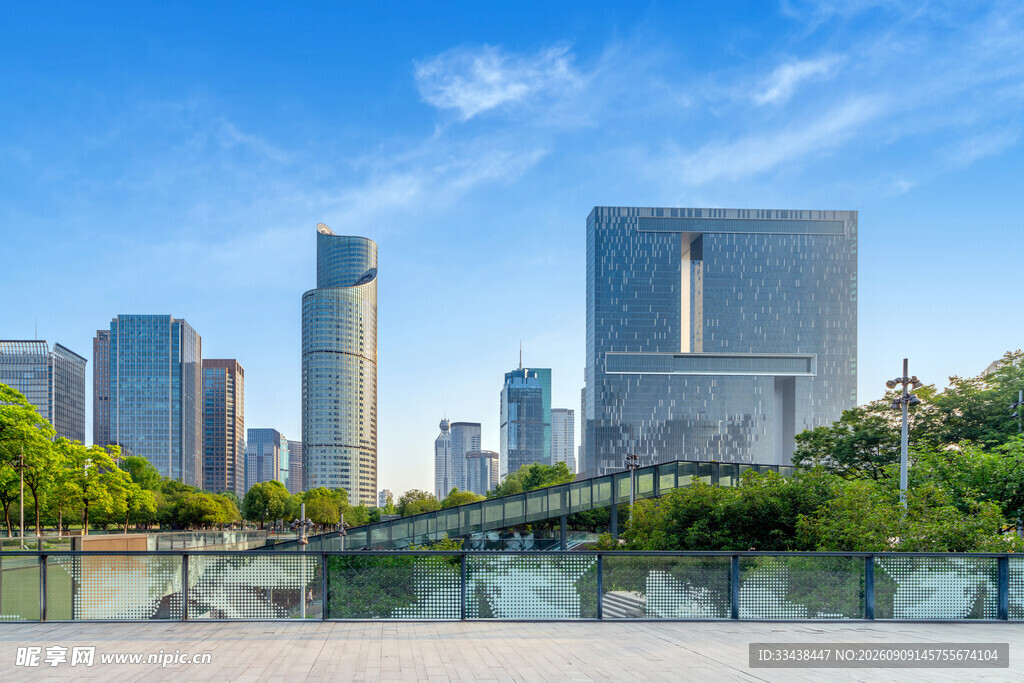 城市河畔的现代建筑景观