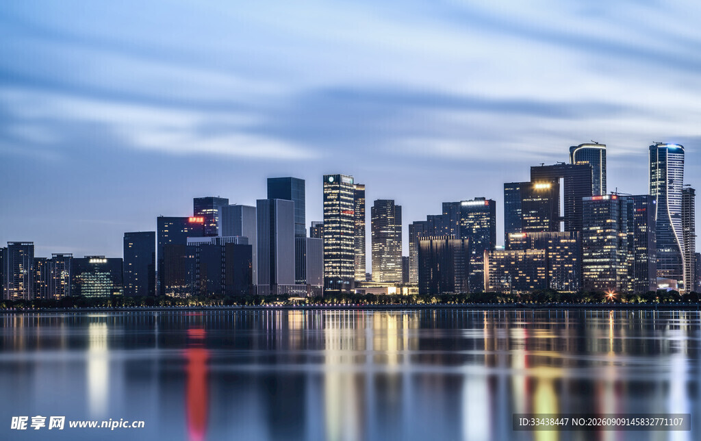 城市夜景水面倒映璀璨灯火
