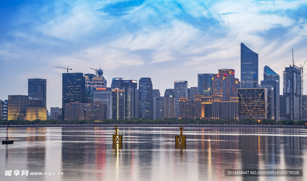 城市天际线与平静水面景观