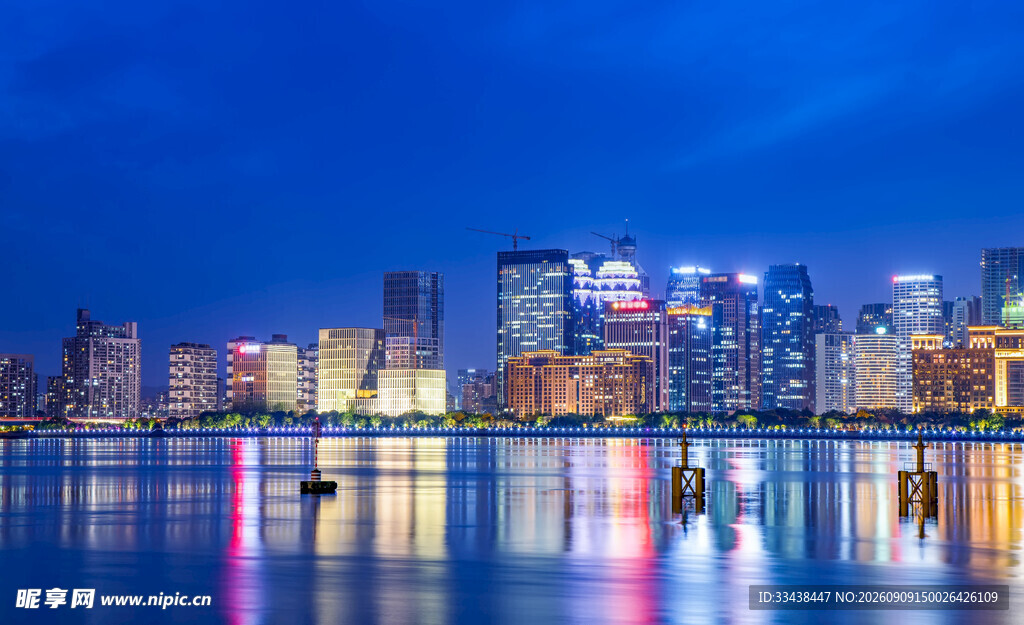 城市夜景中的璀璨水岸风光