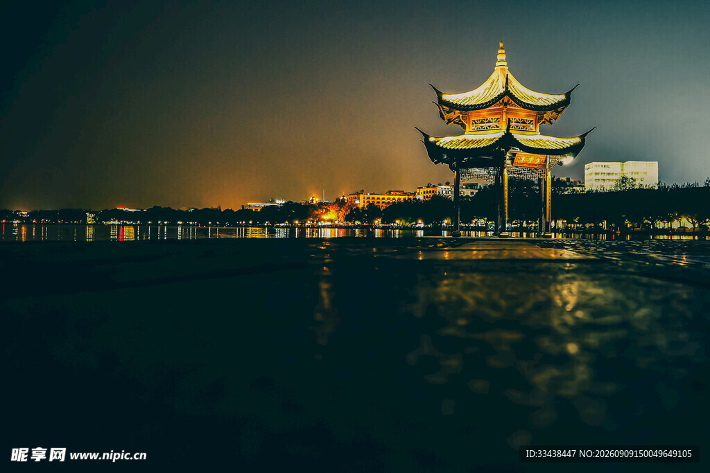 湖畔古亭夜景