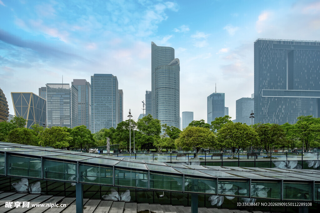 城市天际线与绿植景观