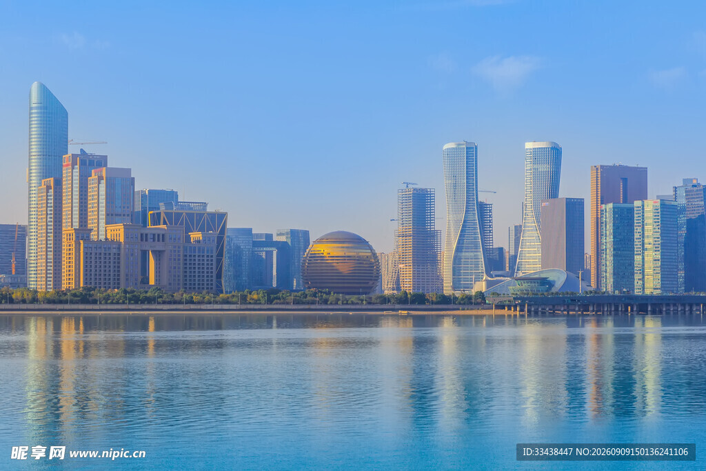 城市天际线与平静湖水景观