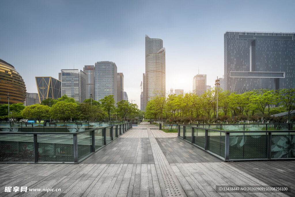 城市河畔步道与现代建筑群