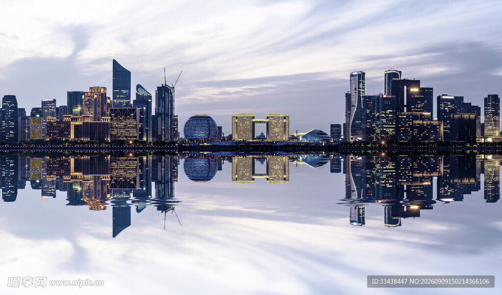 城市天际线与水面倒影景观