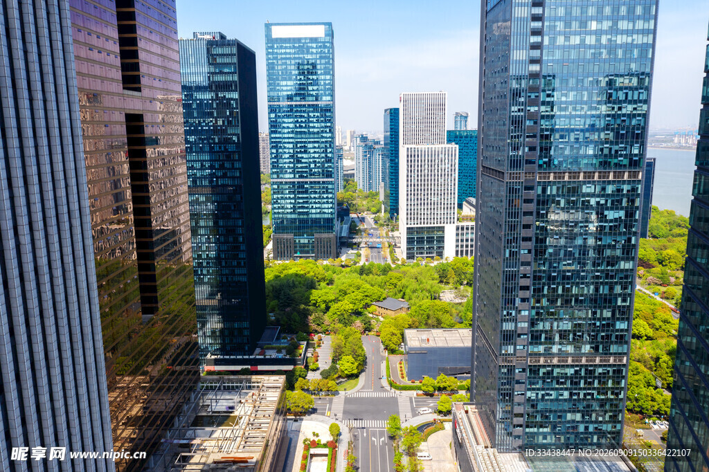 都市高楼间的绿意景观