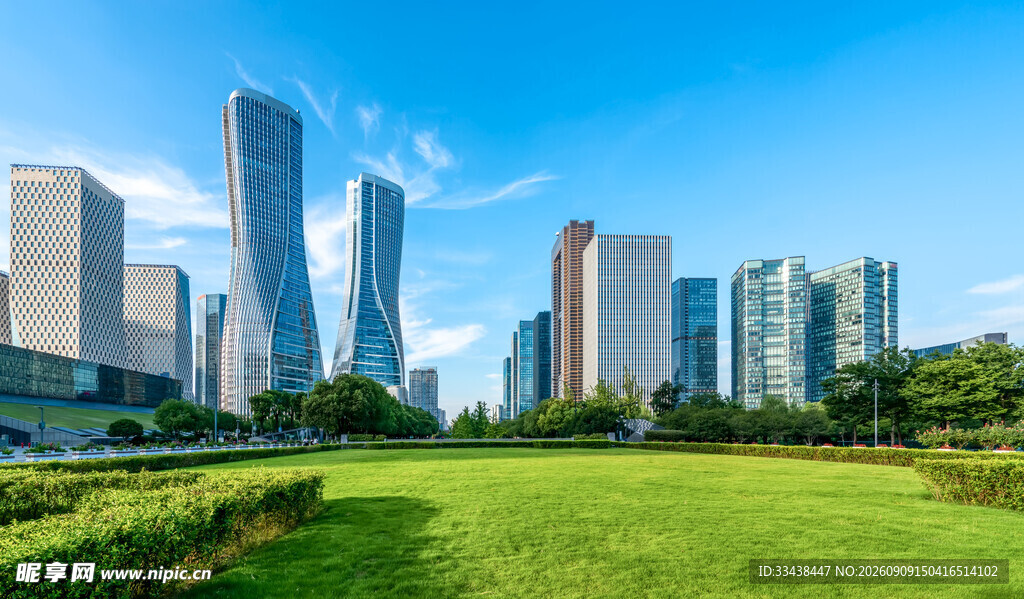 城市绿地旁的摩天建筑群