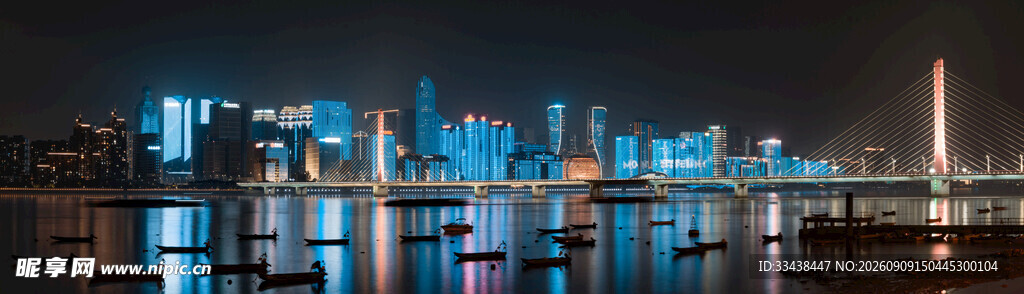 城市夜景下的璀璨水面