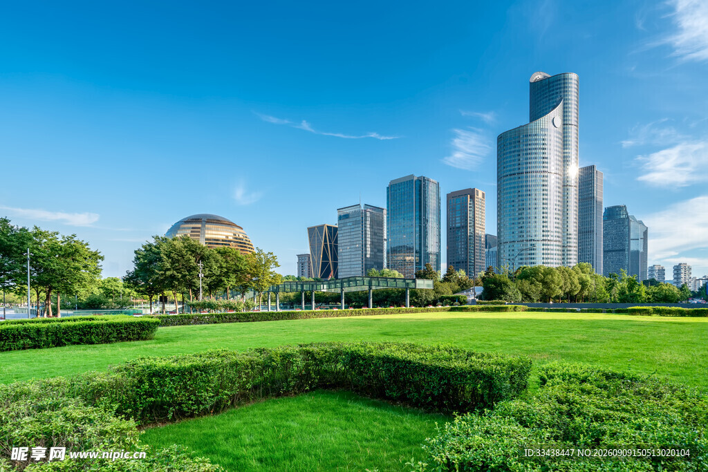 城市绿地与摩天大楼景观