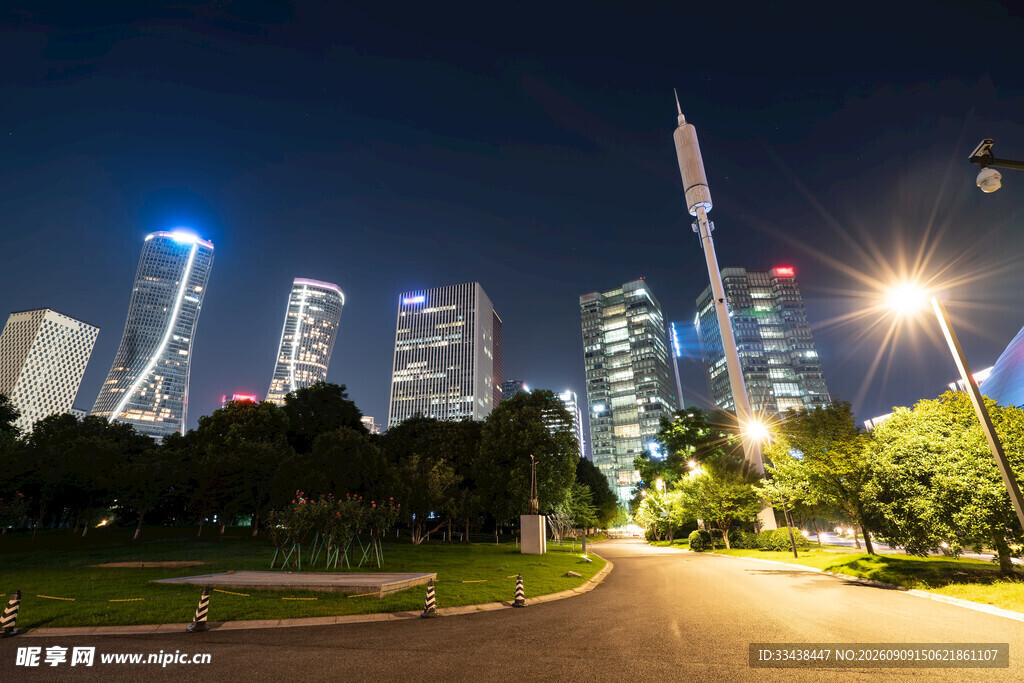 城市夜景中的静谧道路