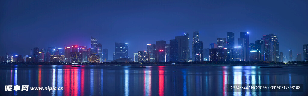 城市夜景下的静谧水面倒影
