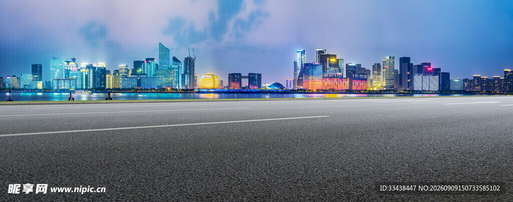城市夜景下的空旷道路