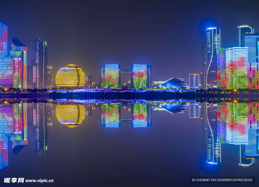 璀璨城市夜景倒映水面