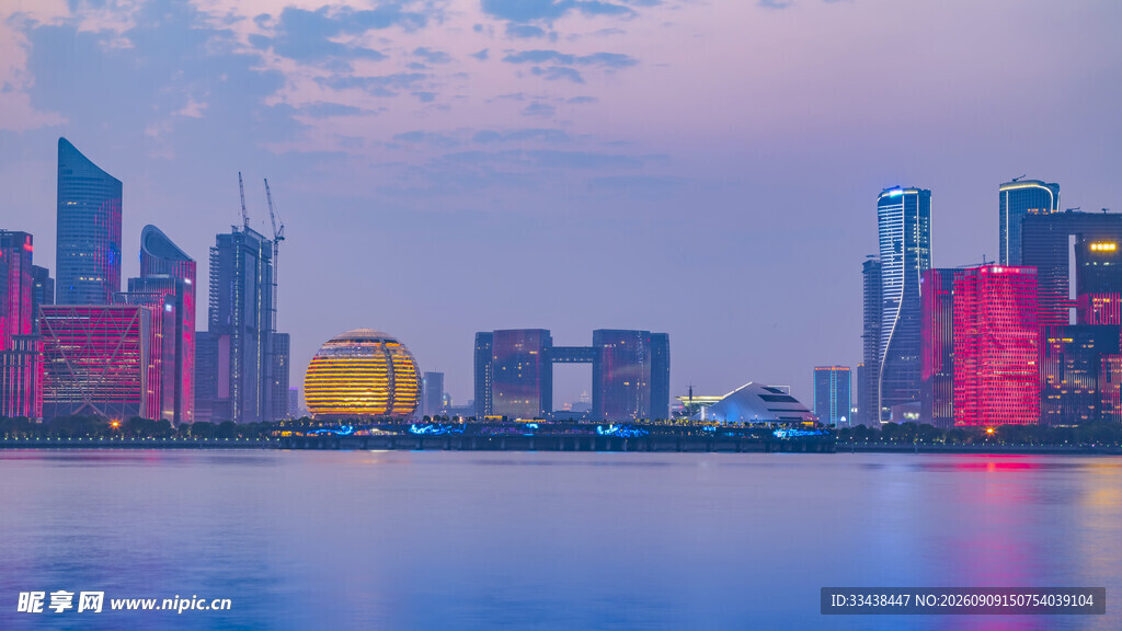 城市河畔绚丽夜景
