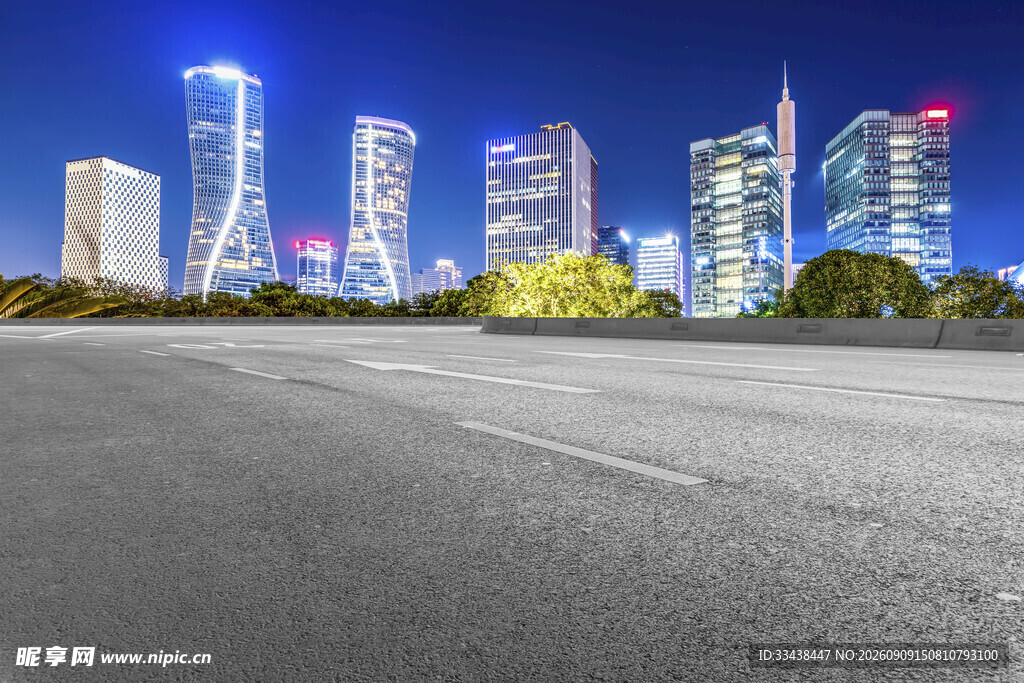 城市夜景下的空旷道路
