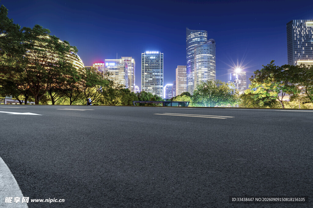 城市夜景下的宽阔道路