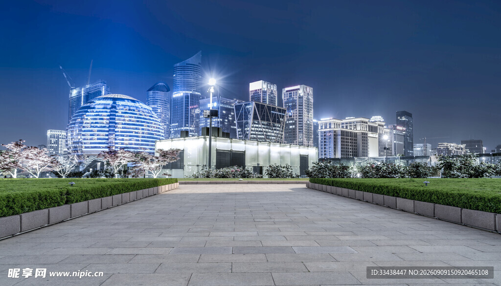 城市夜景中的宏伟建筑群