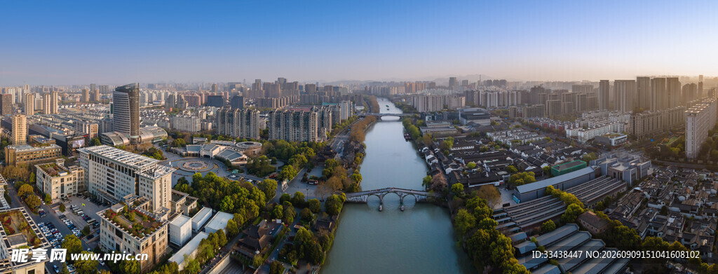 城市全景中的河流景观