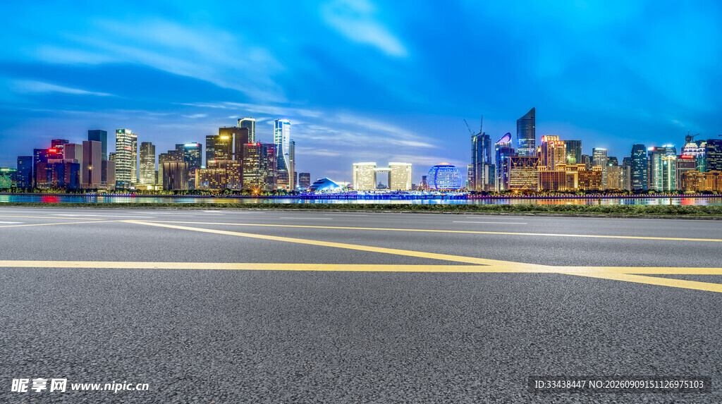 城市夜景下的宽阔道路