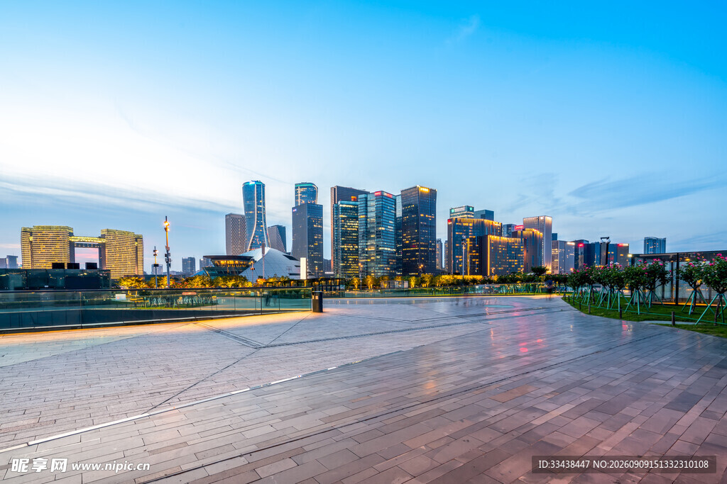 城市天际线开阔广场美景
