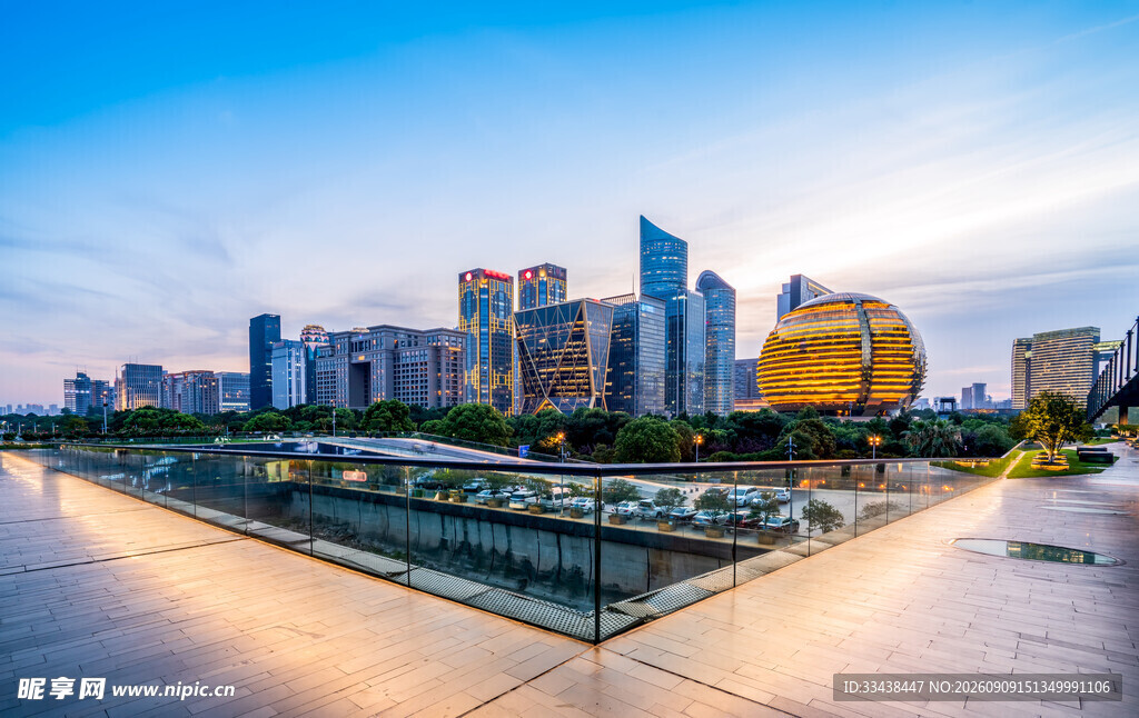 城市河畔绚丽建筑景观