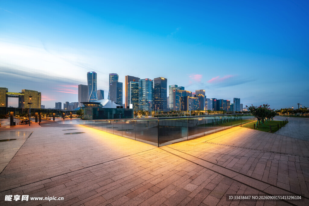 城市黄昏下的现代建筑景观