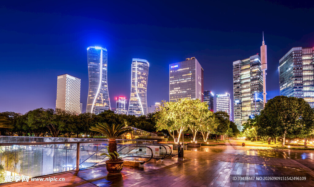 城市夜景湖畔休闲景象