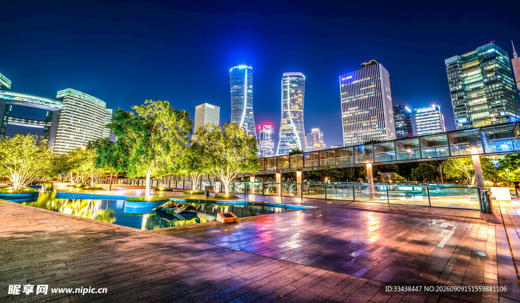 城市夜景下的河畔风光