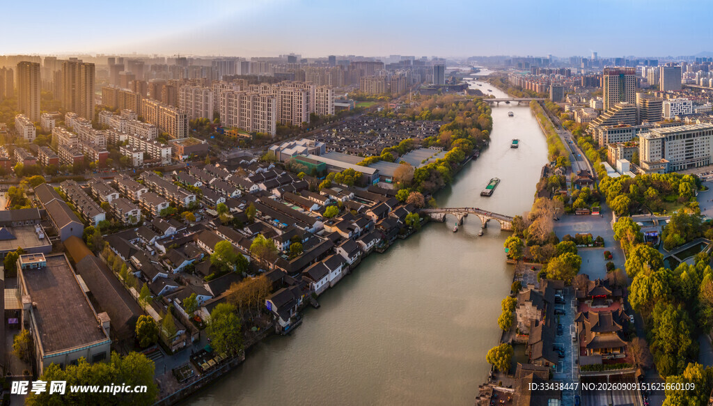 城市河畔风光俯瞰美景