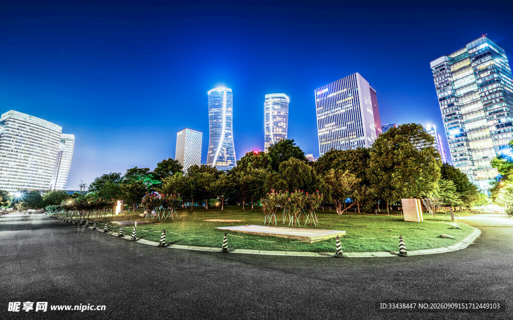 城市夜景中的现代建筑群