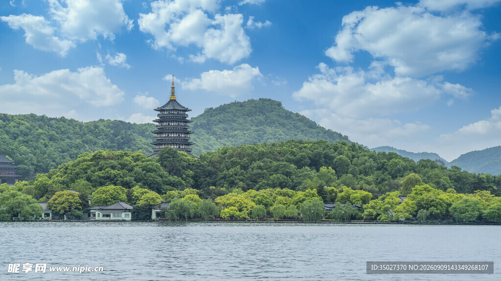 西湖美景中的古朴宝塔