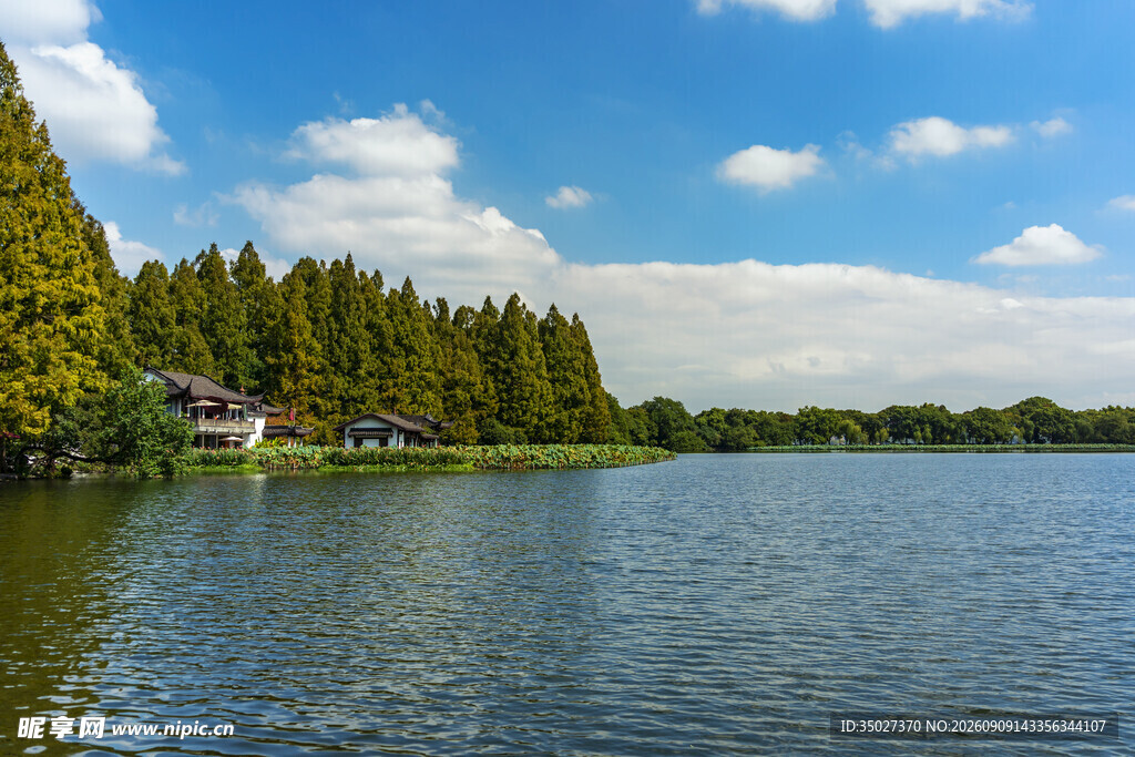 湖畔绿树蓝天美景