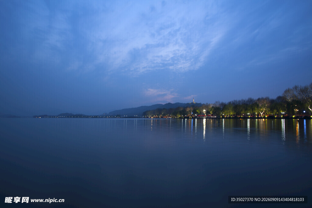 湖畔暮色夜景