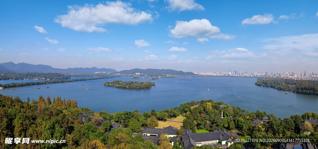 湖畔美景绿树环绕的宁静湖
