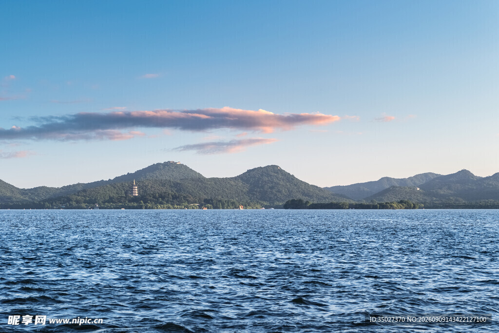 湖畔远山静谧湖景风光