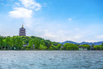 西湖畔的宝塔与湖景
