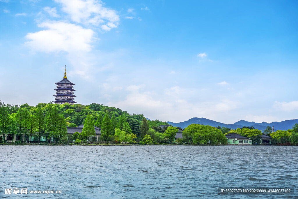 西湖畔的宝塔与湖景