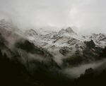 云雾缭绕的壮丽雪山