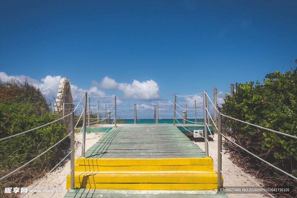 海边黄色步道通向蓝天
