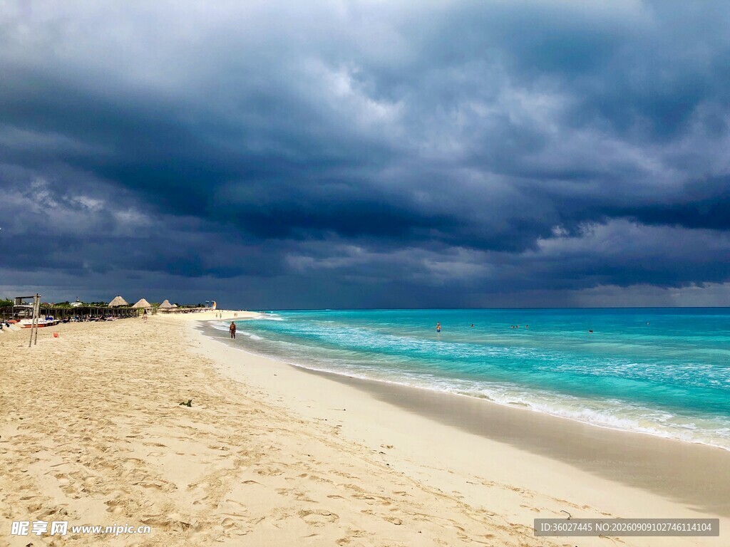 暴风雨前的美丽海滩