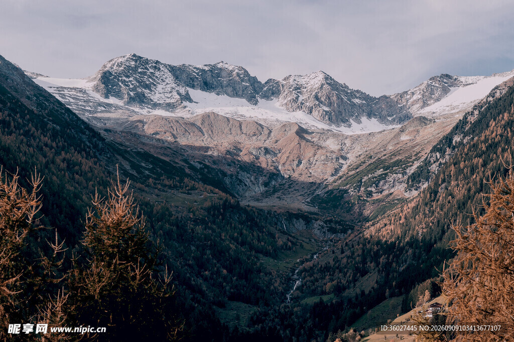 壮丽雪山山谷风景
