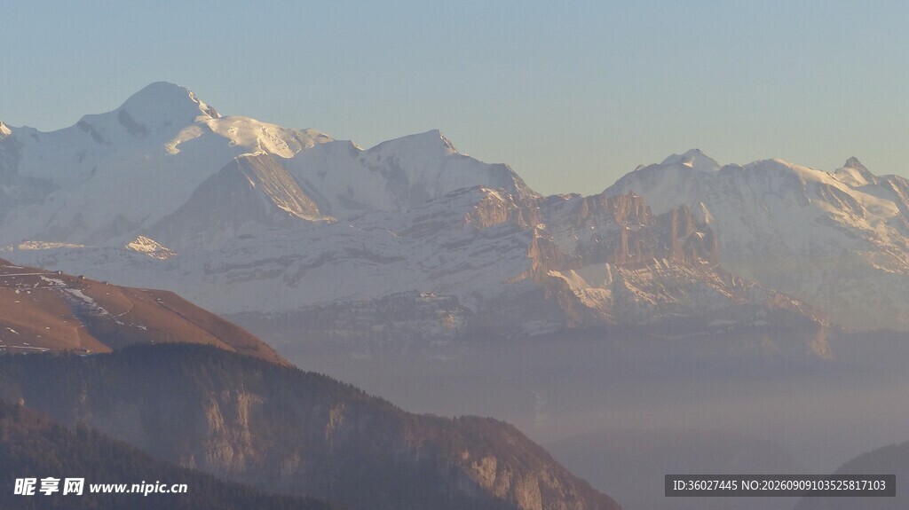 壮丽雪山日出美景