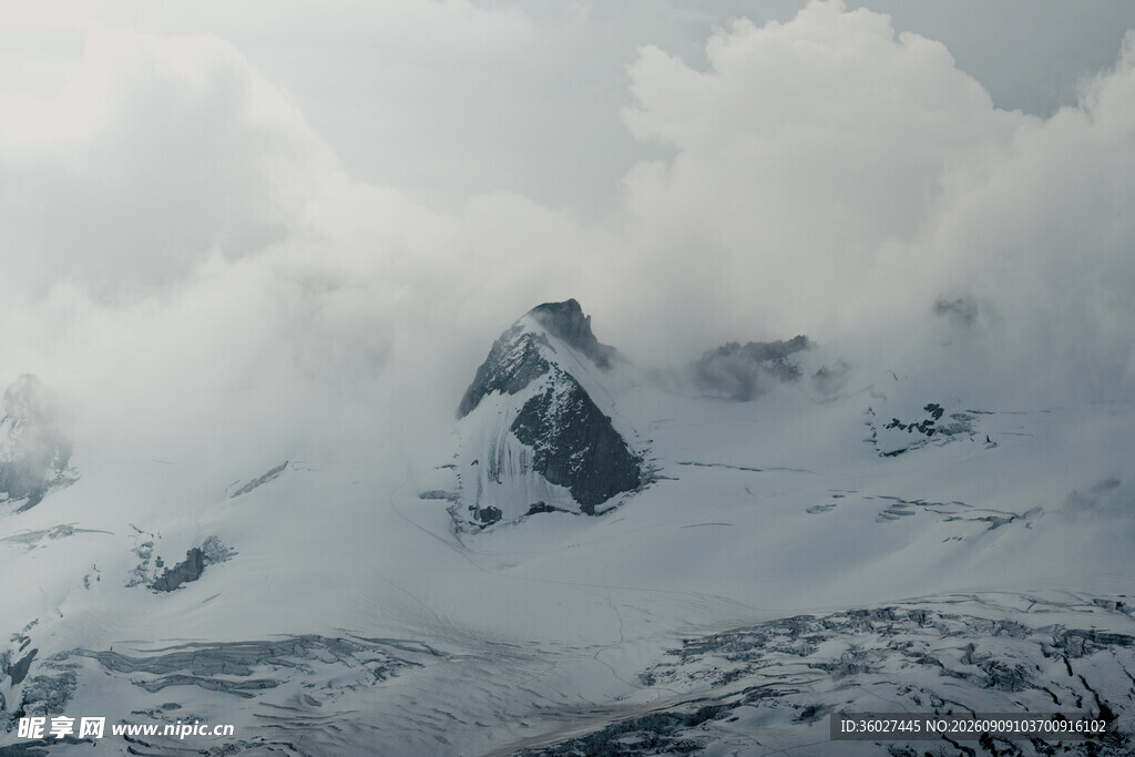 雪山云雾缭绕壮丽景观