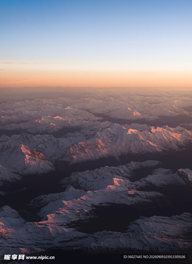 高空俯瞰绚丽云海景观
