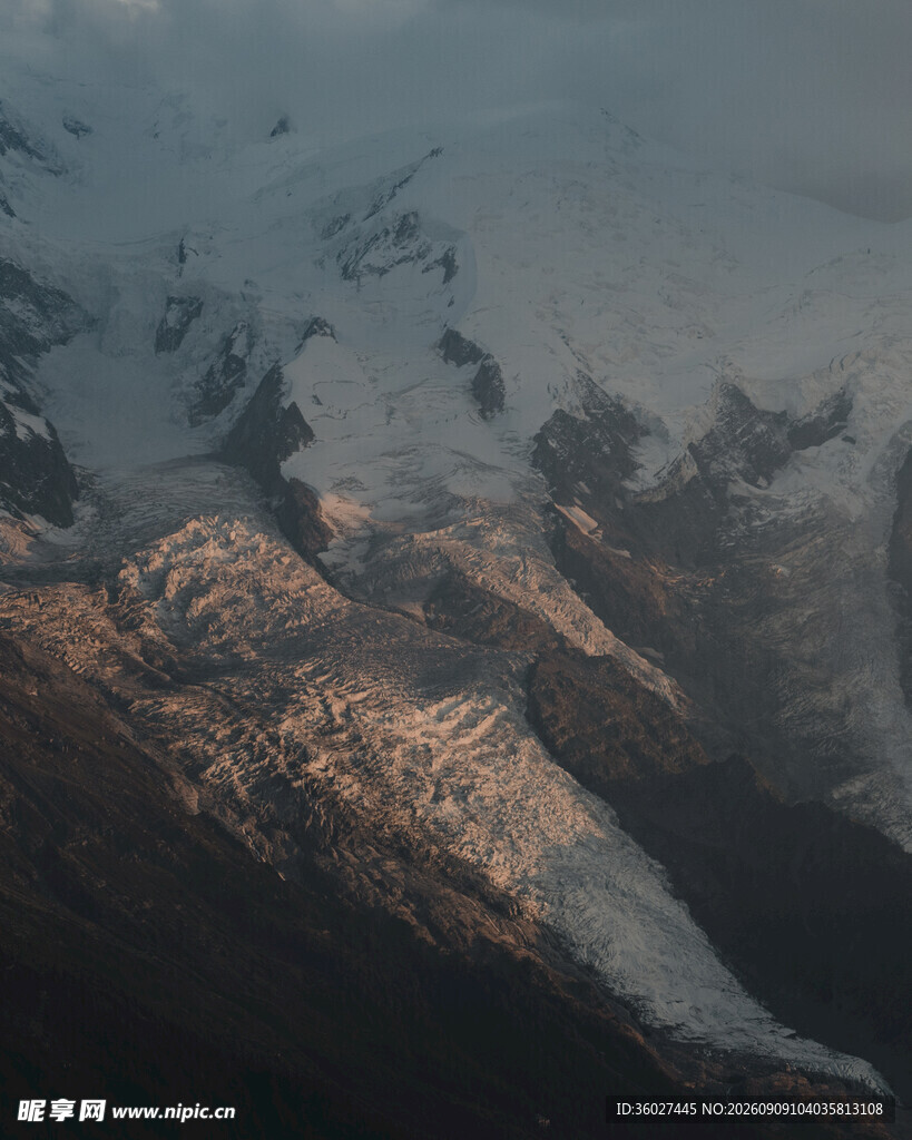 雪山壮丽光影景观